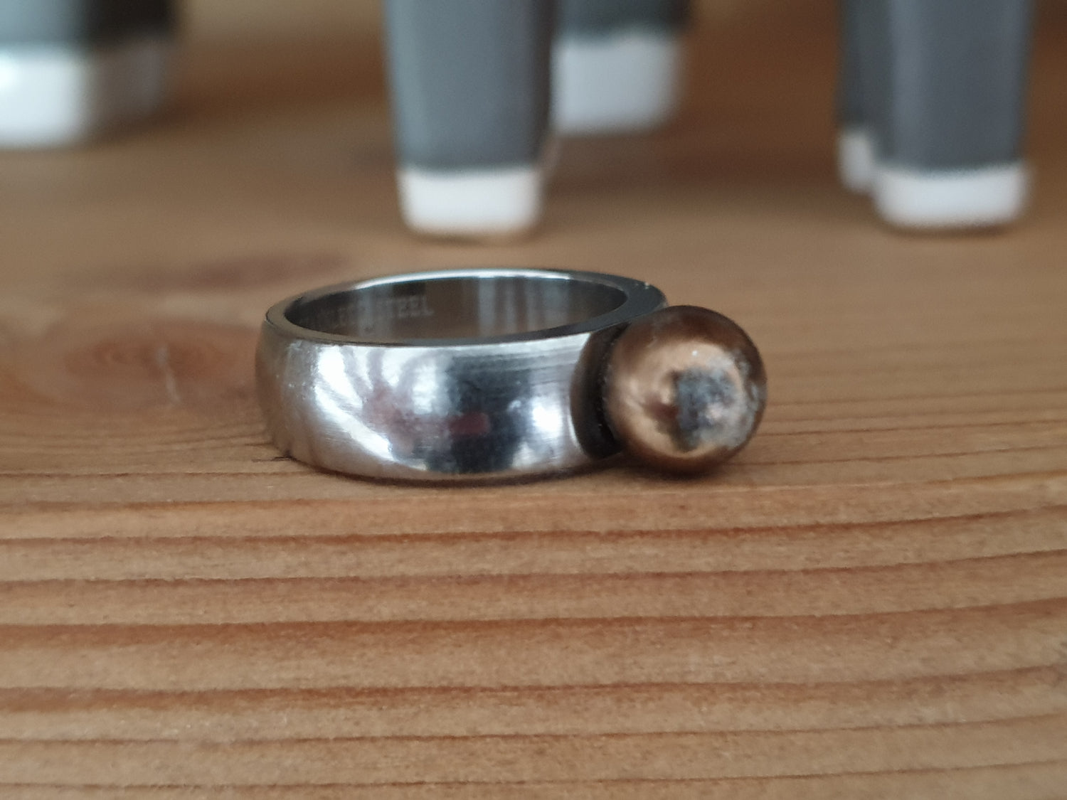 ForgeStone Tungsten Ring med Kobberdetalje – Robust og Moderne Design