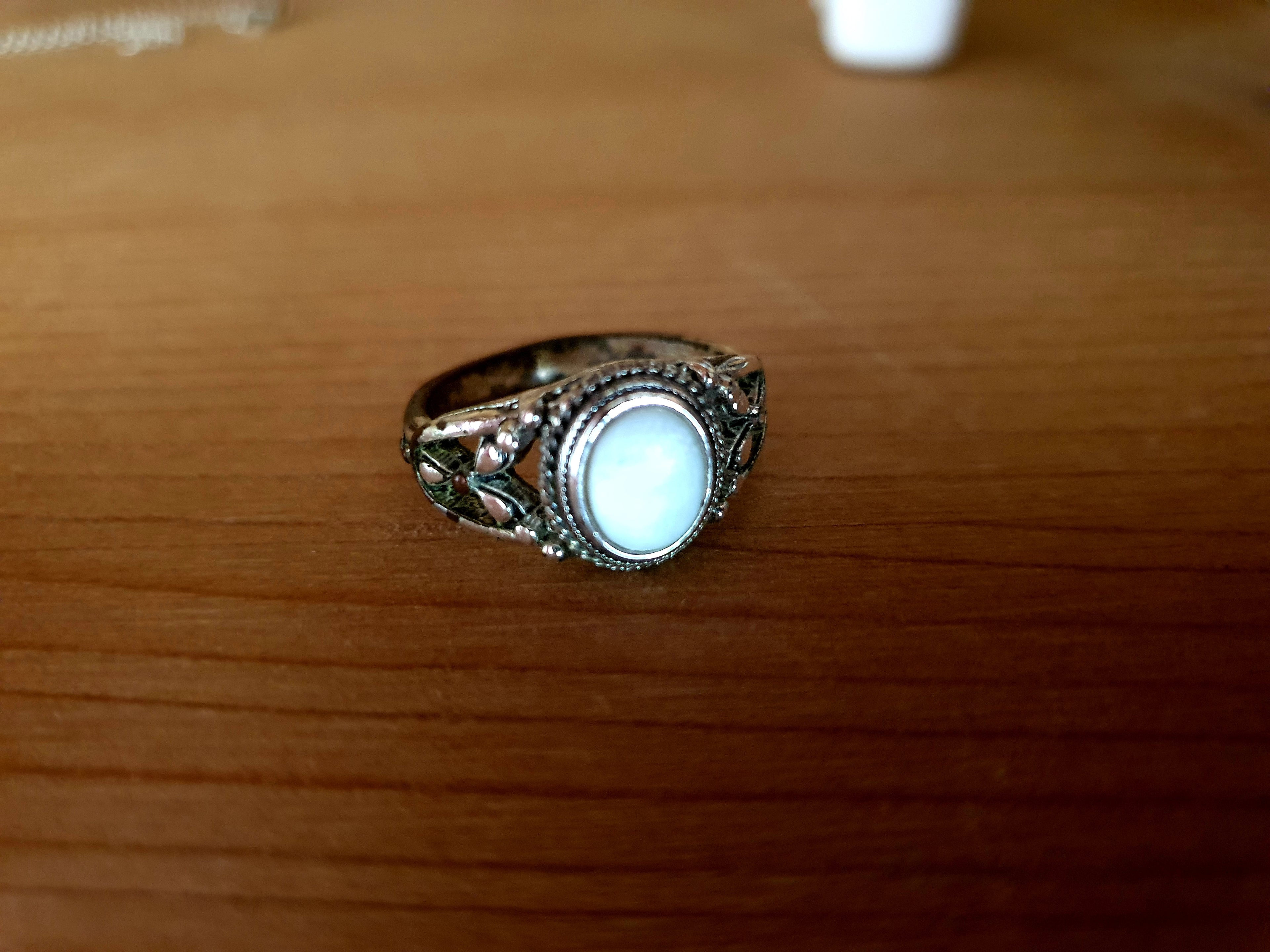 OpalVintage Ring med Hvid Sten – Elegant og Klassisk Design
